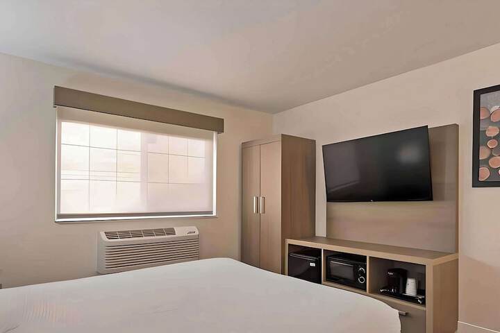 1 King Bed (7 of 18)