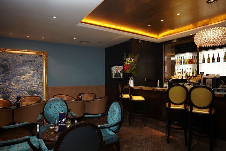 Lounge 113 of 127