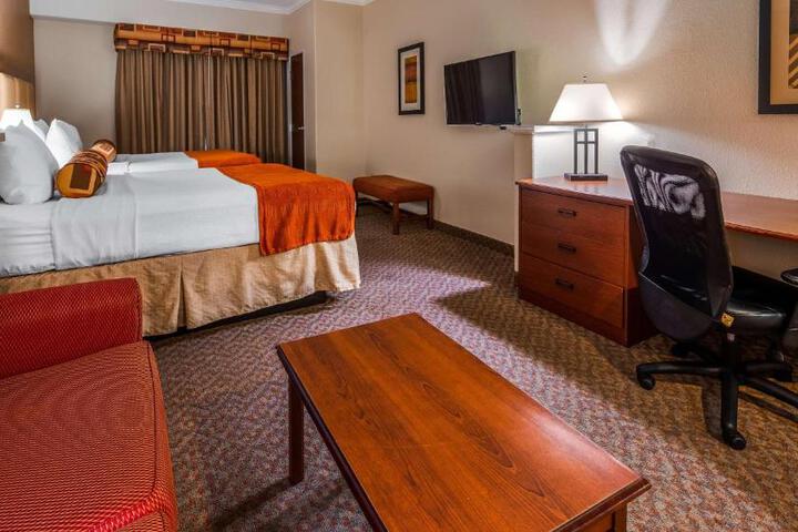 2 Queen Beds Microwave and Refrigerator Work Desk WiFi Full Breakfast (2 of 8)