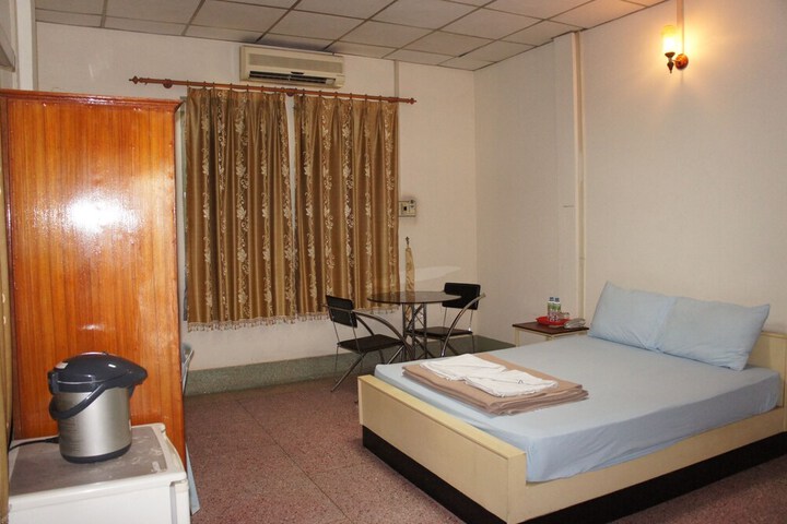 Room 11 of 32