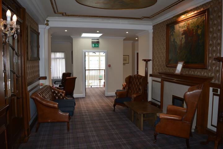 Lobby lounge