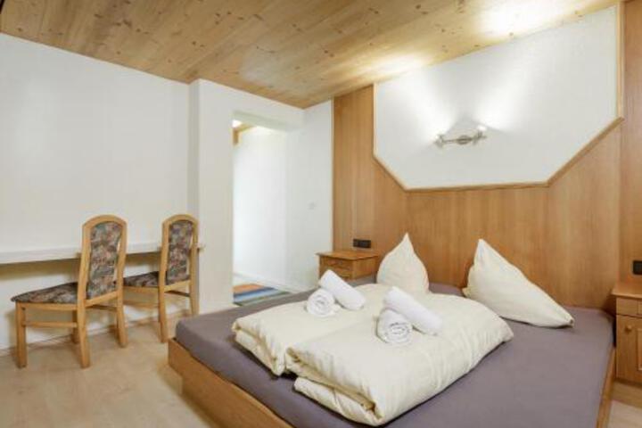 Room 5 of 10