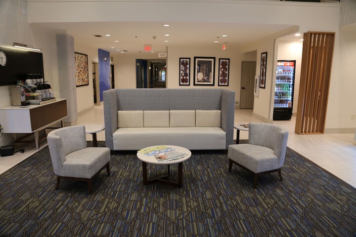 Lobby lounge
