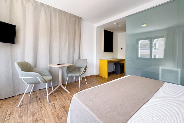 Room 32 of 97