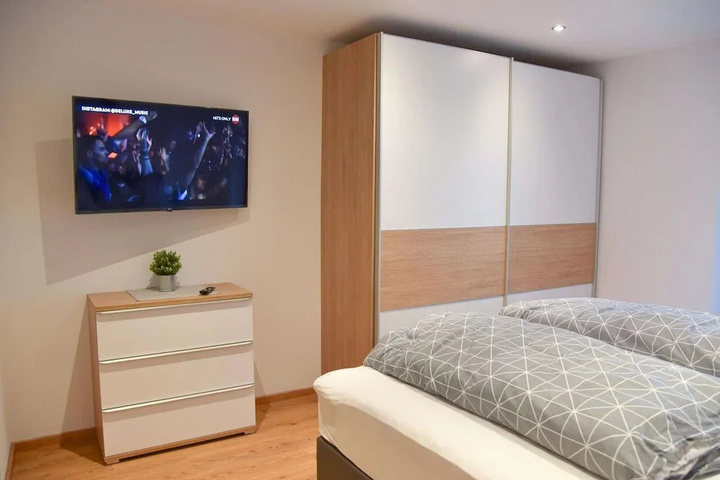 Room 4 of 10
