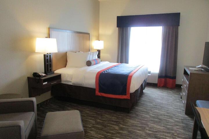 1 King Bed Microwave and Refrigerator WiFi Full Breakfast (4 of 14)