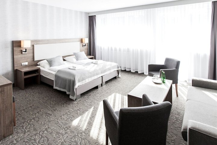 Room 7 of 48
