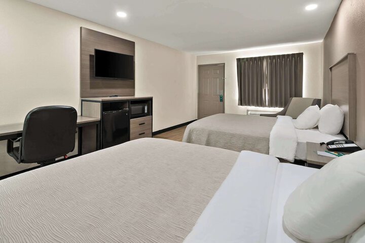 2 Queen Beds (1 of 17)