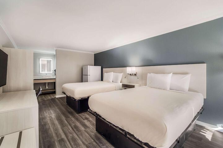 2 Queen Beds (3 of 8)