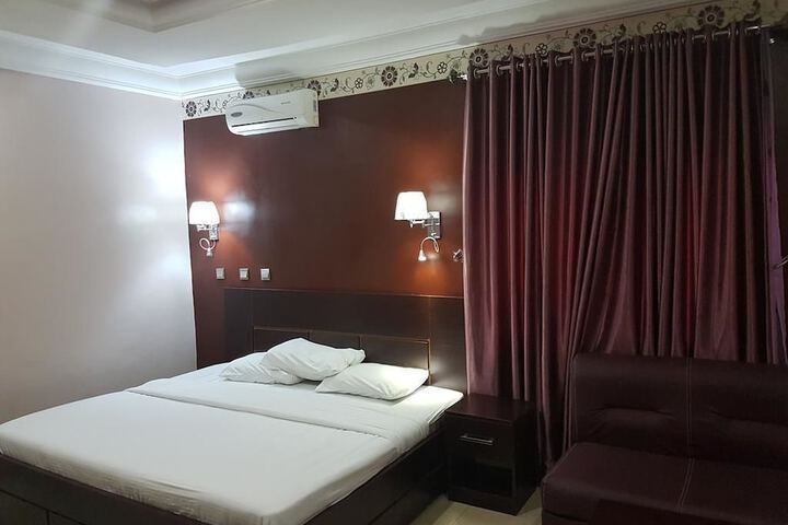 Room 6 of 15