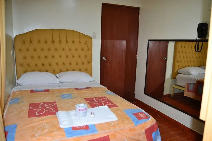 Room 5 of 16