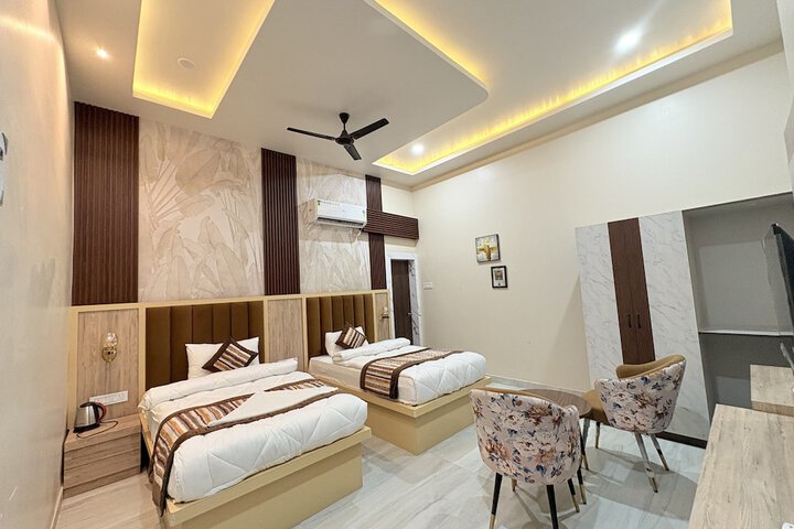 Room 6 of 33