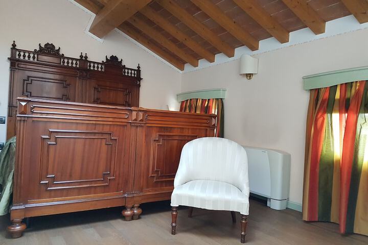 Room 4 of 8