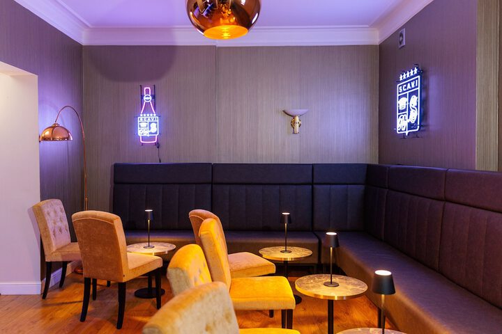 Lounge 55 of 90