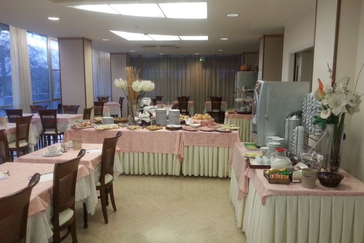 Dining 45 of 61