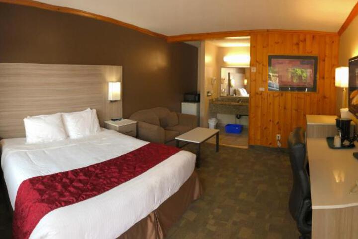 1 King Bed with Hot Tub (9 of 11)