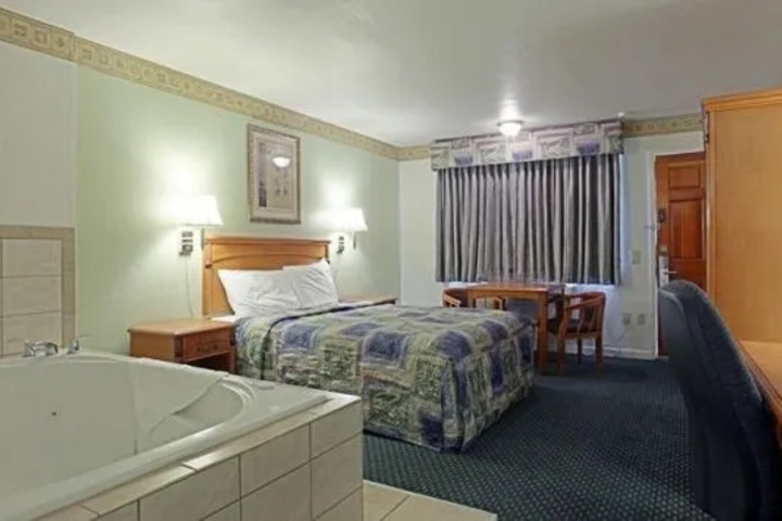 Room 5 of 10