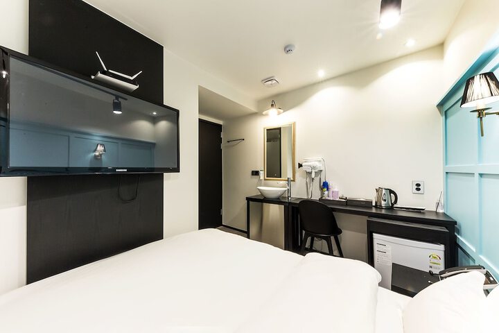 Room 8 of 43