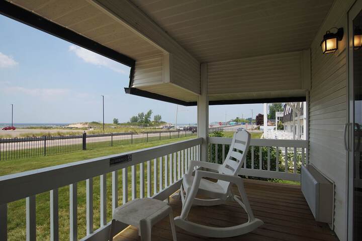 Economy Queen Bed Lake View Patio (56 of 82)