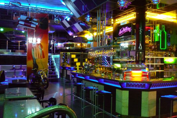 Lounge 62 of 99