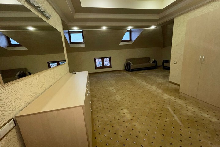 Room 13 of 42