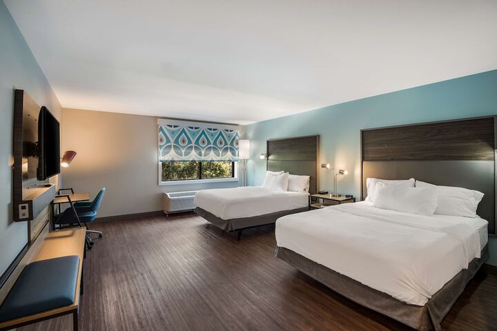 2 Queen Beds (10 of 10)