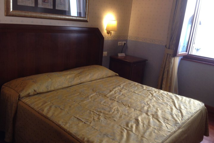 Room 27 of 142