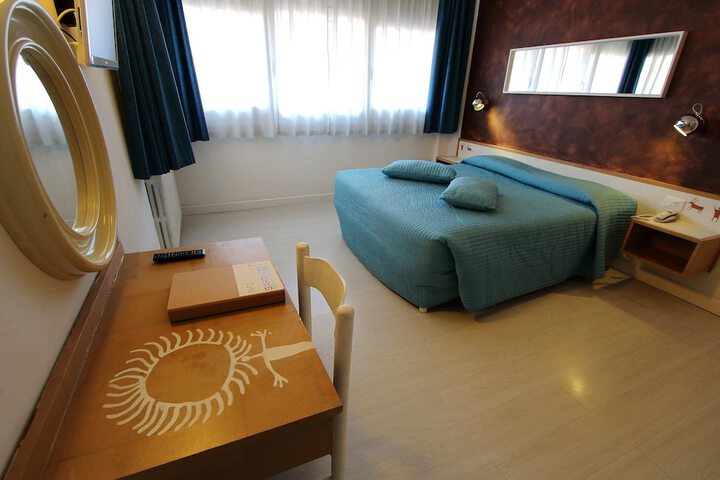 Room 16 of 34