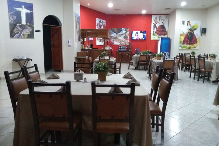 Dining 27 of 32