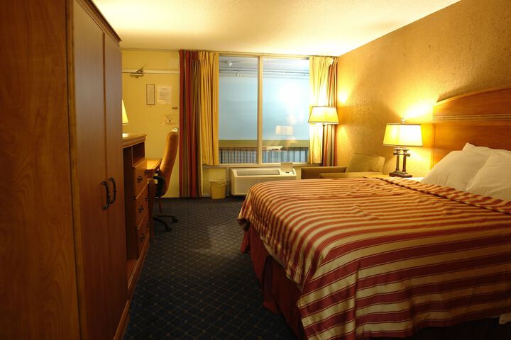 1 King Bed (4 of 5)