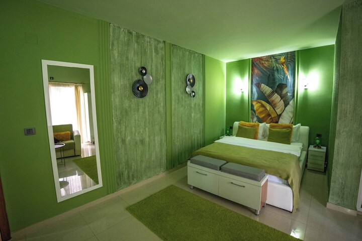 Room 7 of 37