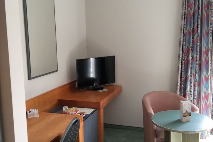 Room 3 of 43