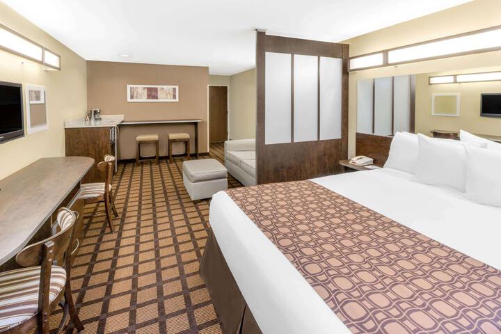 1 Queen Bed (4 of 13)