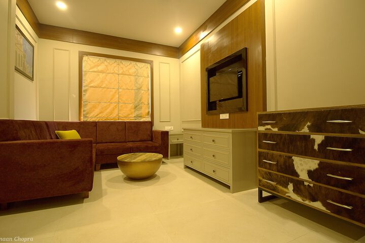 Room 4 of 8