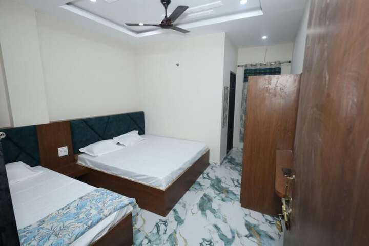 Room 4 of 12