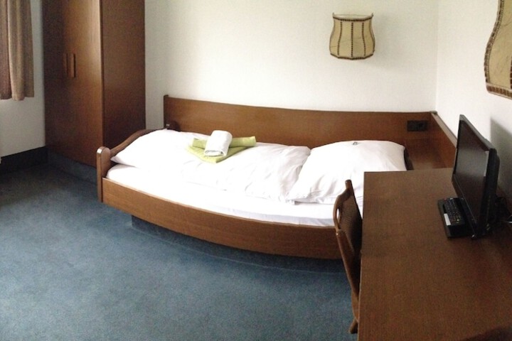 Room 5 of 12
