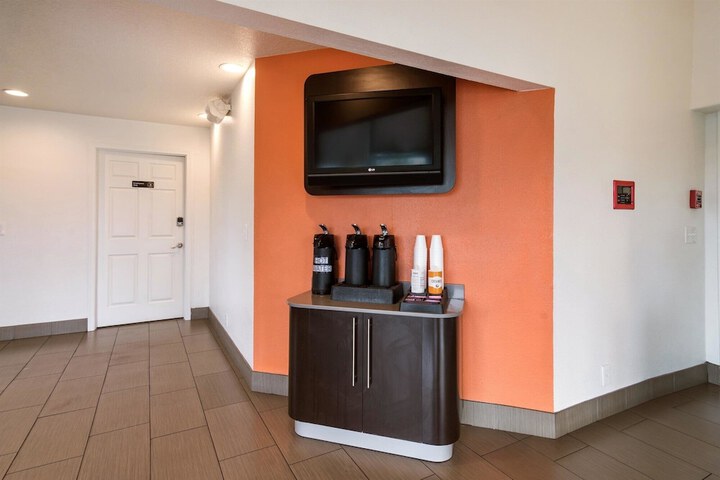 Breakfast/Coffee Service 32 of 38