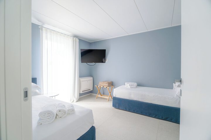 Room 35 of 182
