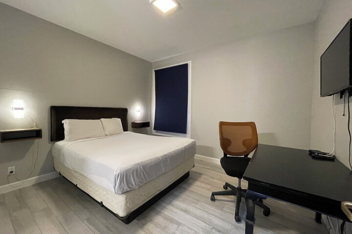 Room 5 of 16