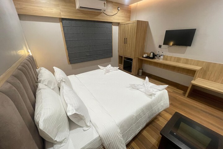 Room 6 of 17