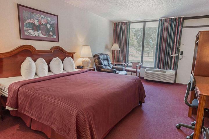 1 King Bed (2 of 3)