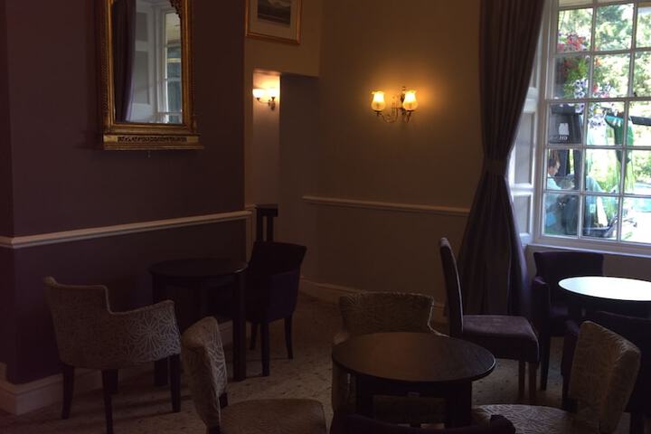 Lounge 34 of 45