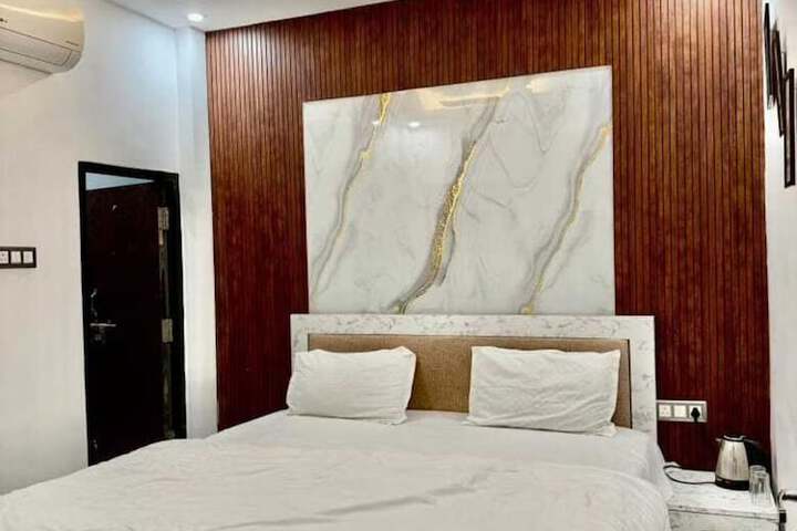 Room 3 of 8