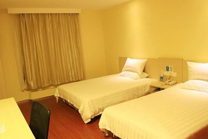 Room 5 of 9