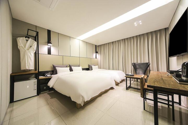 Room 9 of 47