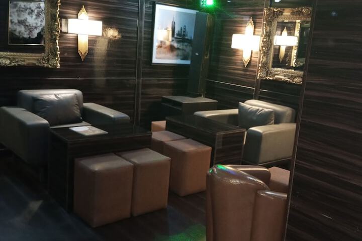 Lounge 65 of 77