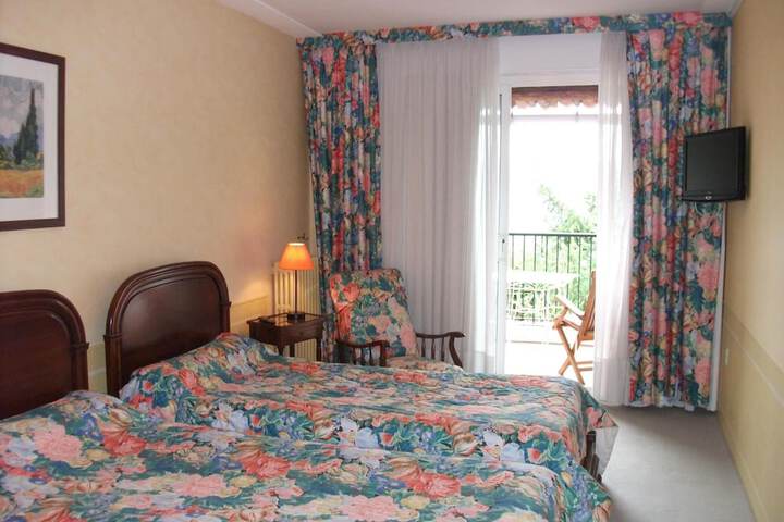 Room 4 of 106