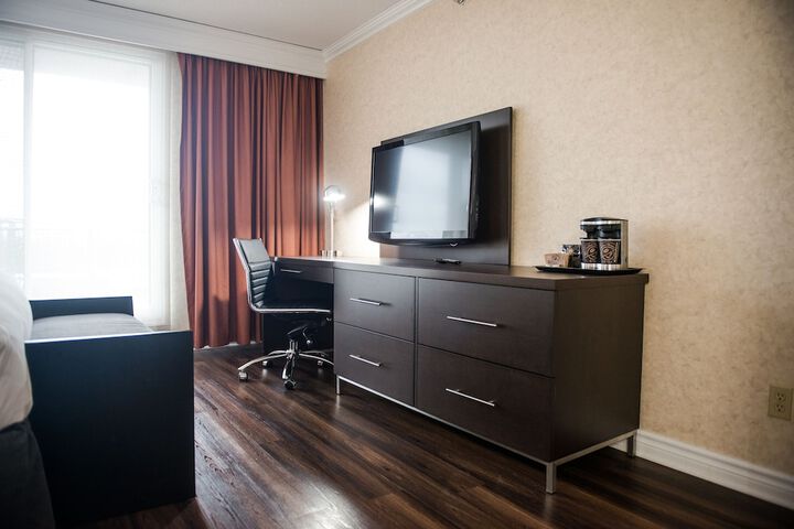 Queen Bed with Sofa (7 of 35)