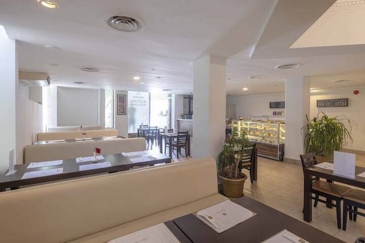 Lounge 92 of 121