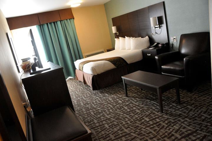 1 Queen Bed Tower Sofa Bed Work Desk Microwave and Refrigerator High Speed Internet Accessible Full Breakfast (14 of 26)